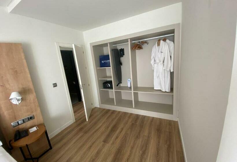 سوییت جونیور, Virgen De Los Reyes