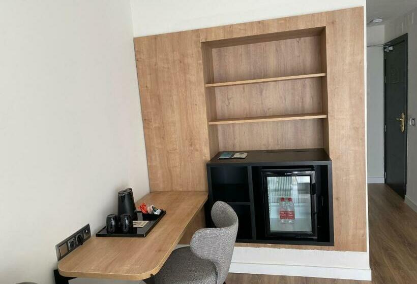 سوییت جونیور, Virgen De Los Reyes