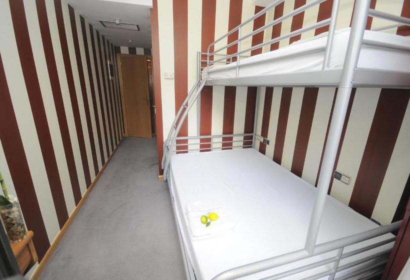 غرفة قياسية ثلاثية, Albergue Revolutum Hostel