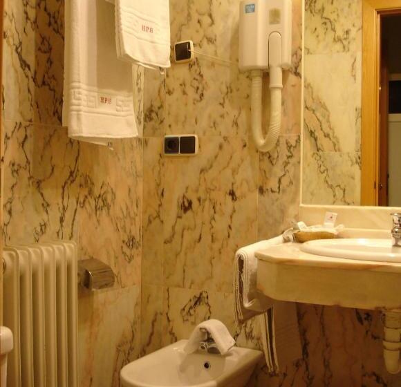 غرفة قياسية ثلاثية, Albergue Revolutum Hostel