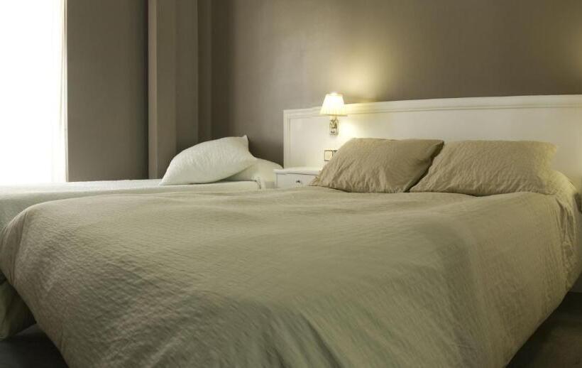 اتاق استاندارد سه نفره, Albergue Revolutum Hostel