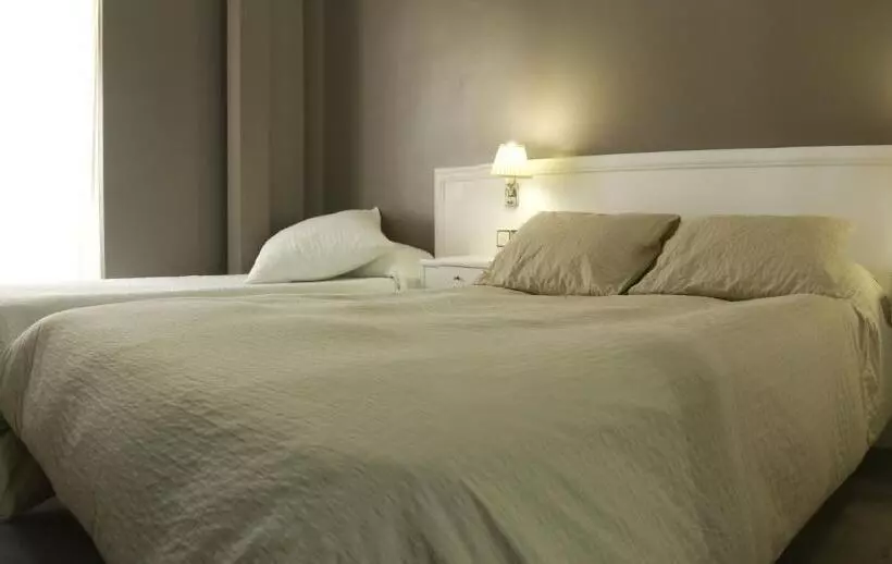 اتاق استاندارد سه نفره, Albergue Revolutum Hostel