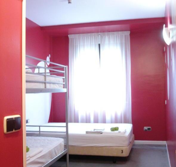 غرفة قياسية رباعية, Albergue Revolutum Hostel