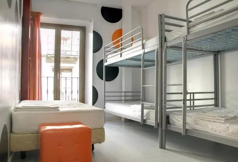 اتاق استاندارد چهار تخته, Albergue Revolutum Hostel