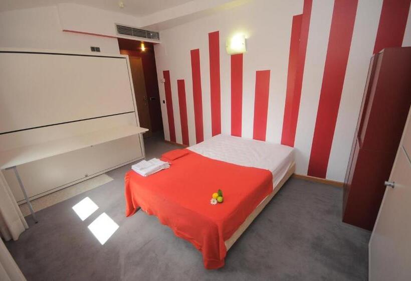اتاق پنج‌تخته استاندارد, Albergue Revolutum Hostel