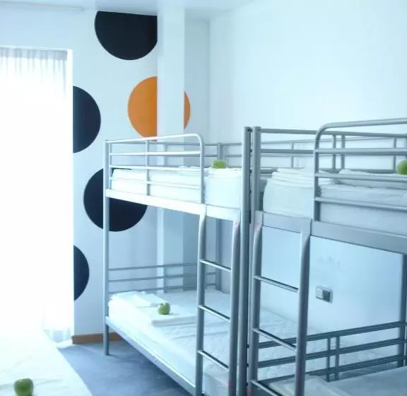 اتاق پنج‌تخته استاندارد, Albergue Revolutum Hostel