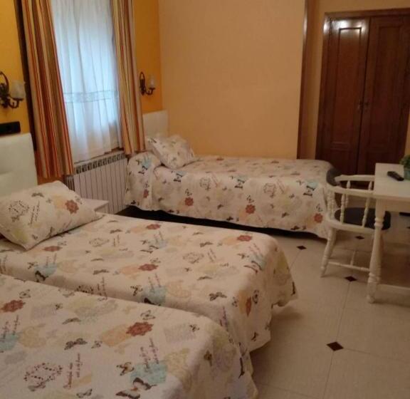 标准三人间, Hostal Don Jaime I Y Ii