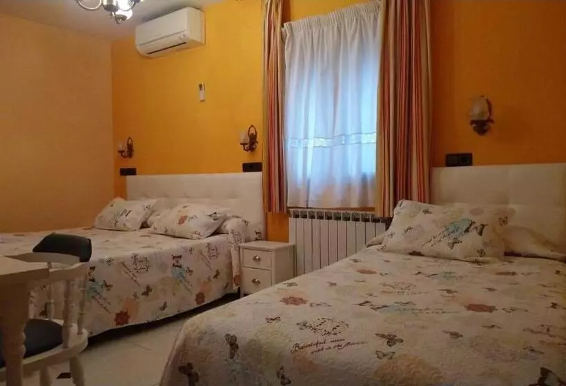 اتاق استاندارد سه نفره, Hostal Don Jaime I y II