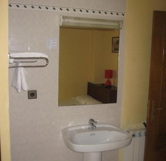 اتاق استاندارد یک تخته با سرویس بهداشتی مشترک, Hostal Don Jaime I Y Ii