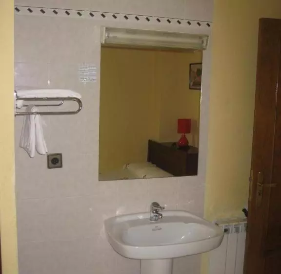 اتاق استاندارد یک تخته با سرویس بهداشتی مشترک, Hostal Don Jaime I y II