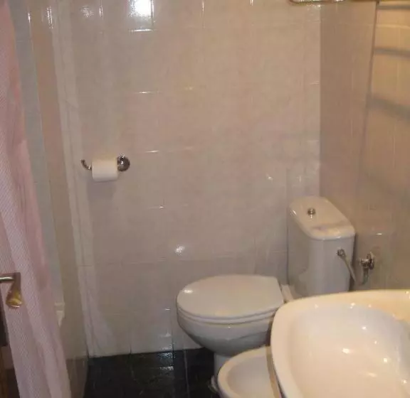 اتاق استاندارد یک تخته با سرویس بهداشتی مشترک, Hostal Don Jaime I y II