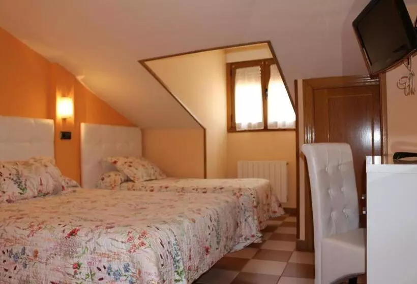 اتاق کلاسیک سه تخته, Hostal Don Jaime I y II