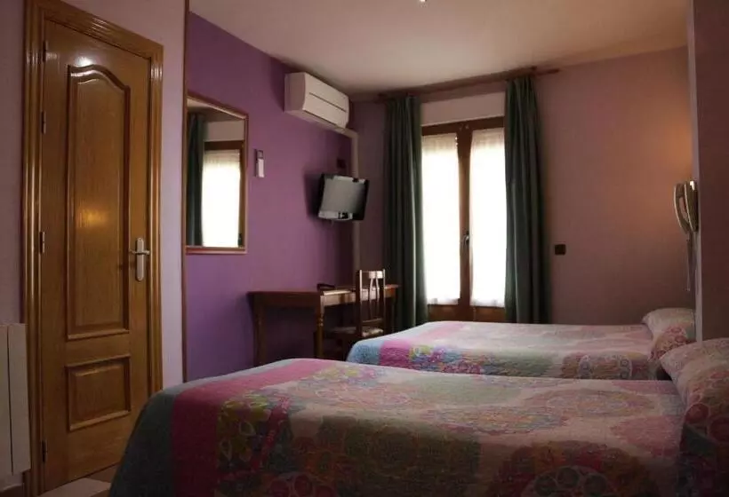 اتاق کلاسیک سه تخته, Hostal Don Jaime I y II