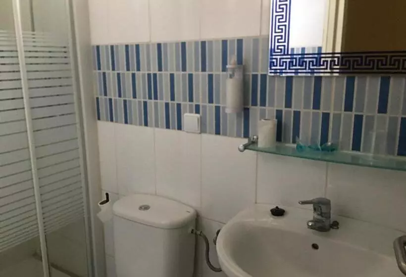 اتاق استاندارد با سرویس بهداشتی مشترک, Rapita- Rocamar