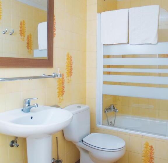 标准三人间, Nou Rocamar