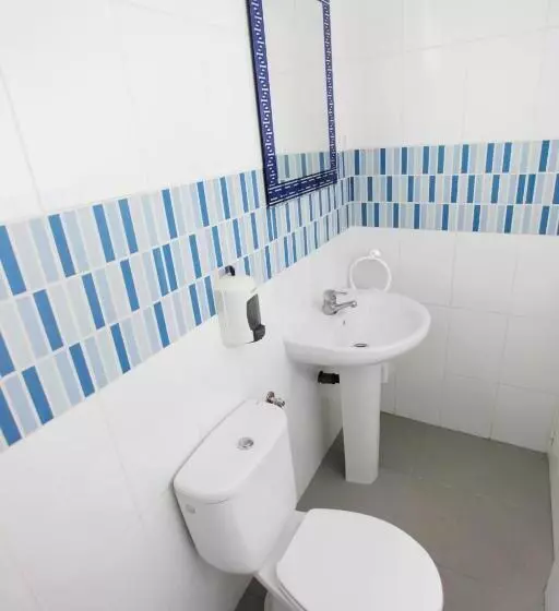 اتاق استاندارد با سرویس بهداشتی مشترک, Rapita- Rocamar