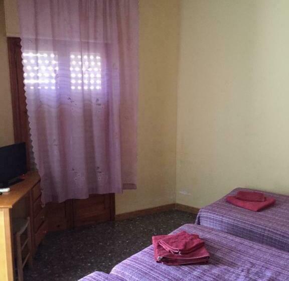 标准三人间, Hostal L'escaleta