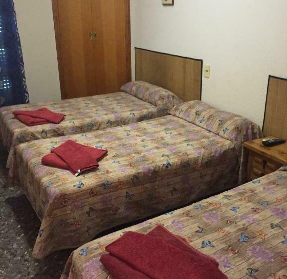 标准三人间, Hostal L'escaleta