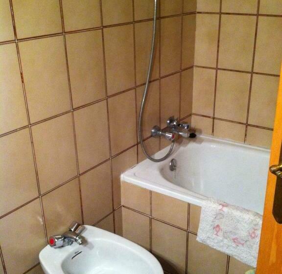 标准三人间, Hostal L'escaleta