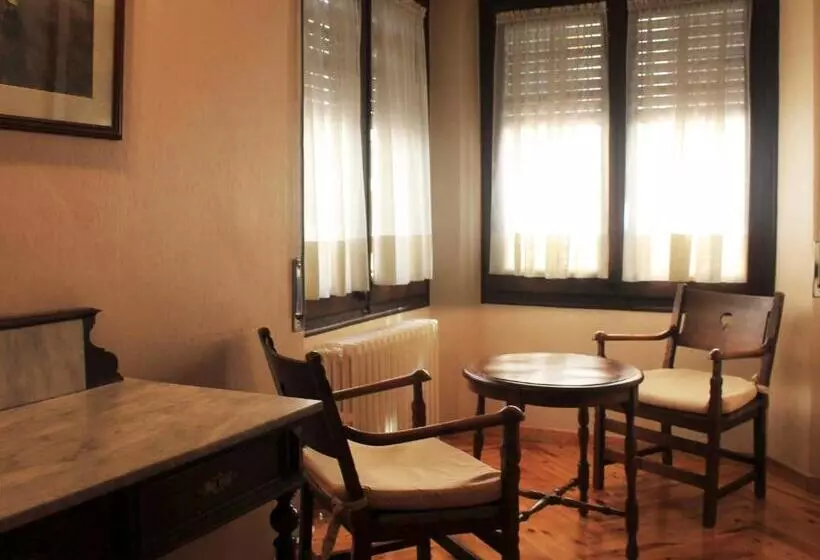 Superior Kolmen Hengen Huone, Hostal Rita Belvedere