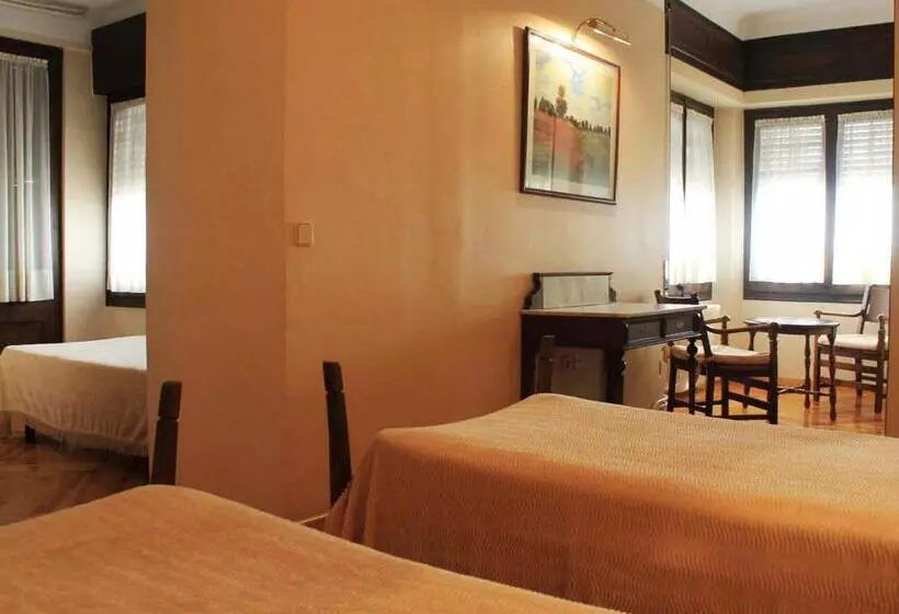 Superior Kolmen Hengen Huone, Hostal Rita Belvedere