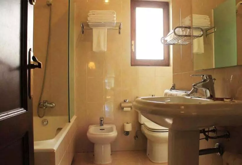 Superior Kolmen Hengen Huone, Hostal Rita Belvedere