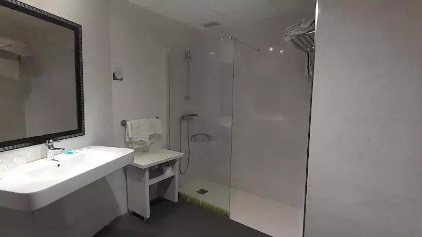 Standard Triple Room, Hostal Hispano
