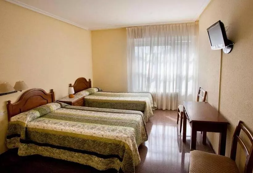 Standard Triple Room, Hostal Hispano