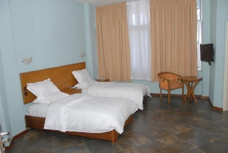 高级大房间, Moure