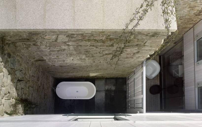 高级大房间, Moure