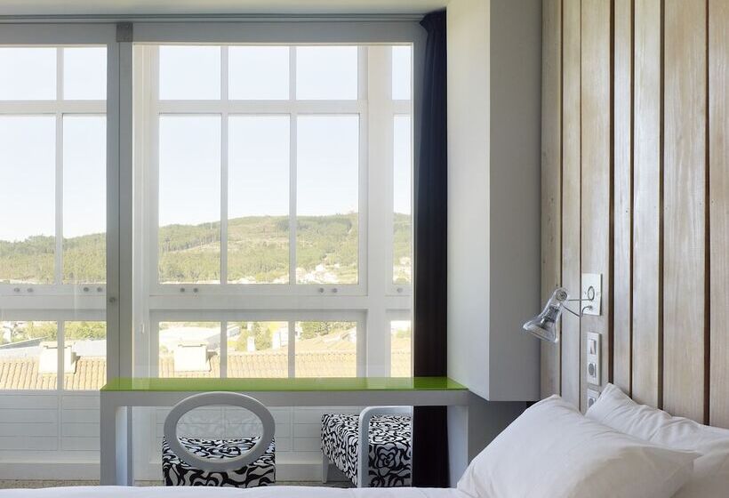 高级大房间, Moure