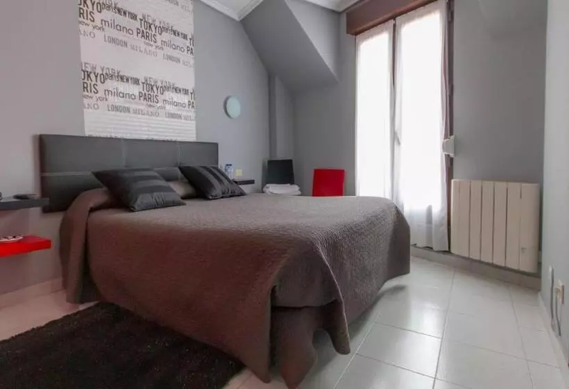 Comfort room with balcony, Pensión La Mar