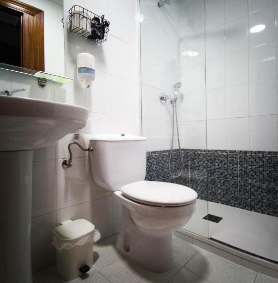 Comfort room with balcony, Pensión La Mar