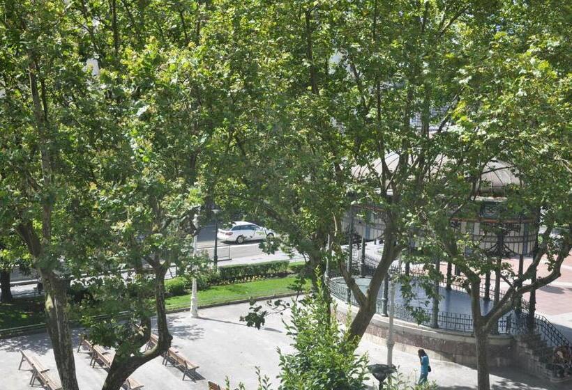 غرفة عائلية مطلّة علي البحر, Pension Alameda