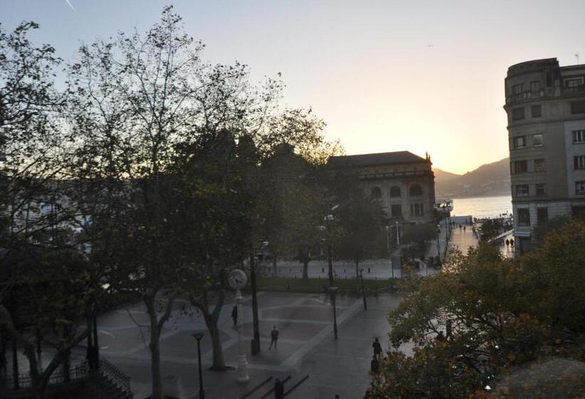 غرفة عائلية مطلّة علي البحر, Pension Alameda