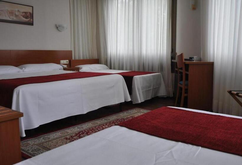 غرفة عائلية مطلّة علي البحر, Pension Alameda