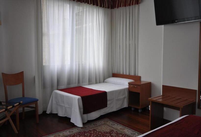 غرفة عائلية مطلّة علي البحر, Pension Alameda