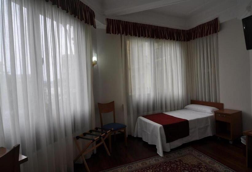 غرفة عائلية مطلّة علي البحر, Pension Alameda