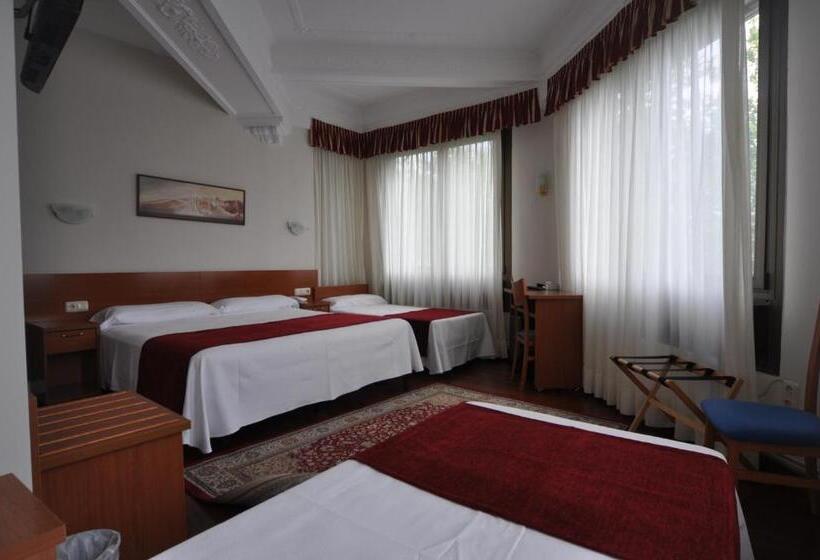 غرفة عائلية مطلّة علي البحر, Pension Alameda