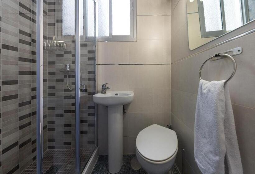 اتاق استاندارد سه نفره, Pension Mesones