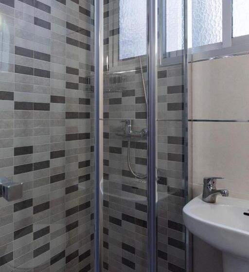 اتاق استاندارد سه نفره, Pension Mesones