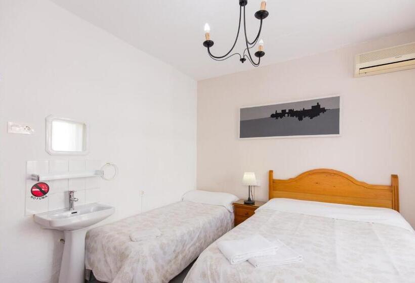 اتاق استاندارد سه نفره, Pension Mesones