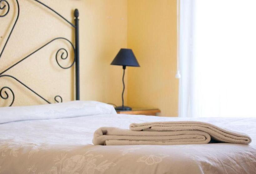 اتاق استاندارد سه نفره, Pension Mesones