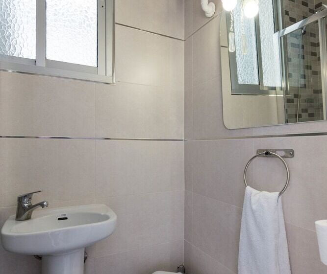 اتاق استاندارد سه نفره, Pension Mesones