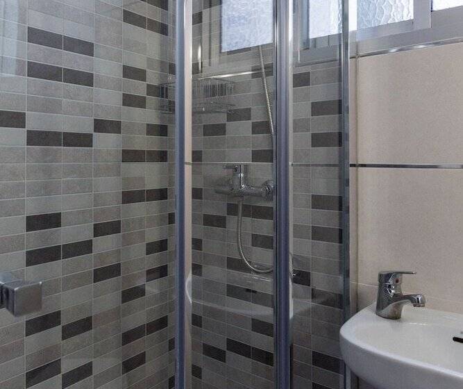 اتاق استاندارد سه نفره, Pension Mesones