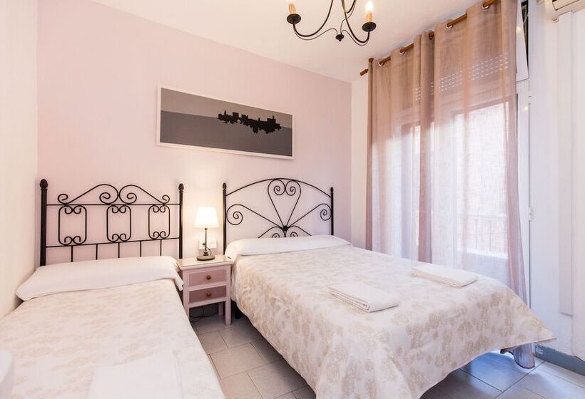 اتاق استاندارد سه نفره, Pension Mesones