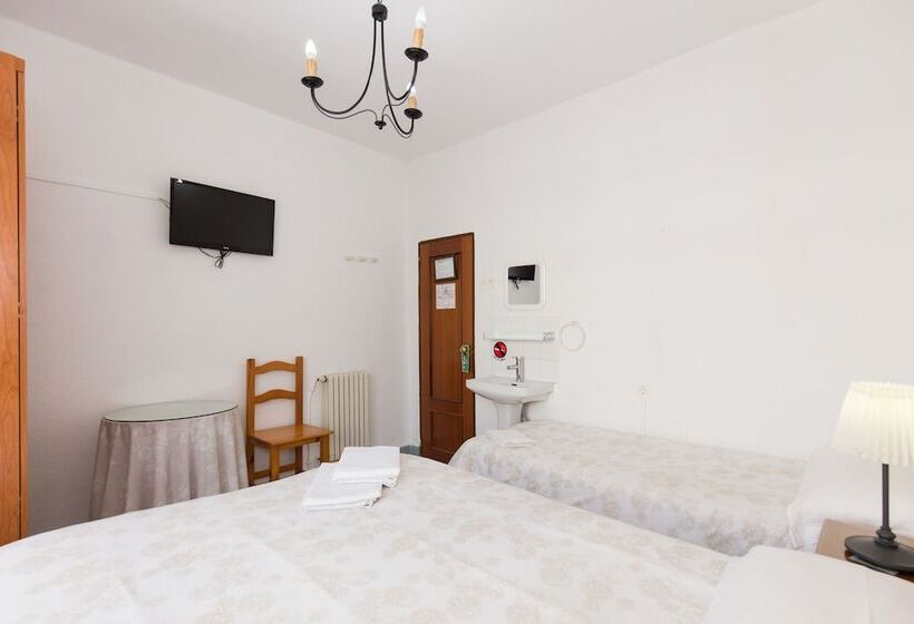 اتاق استاندارد سه نفره, Pension Mesones