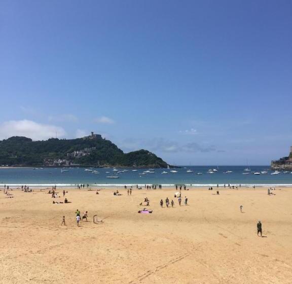 带阳台的三人标准间, Pension Urkia