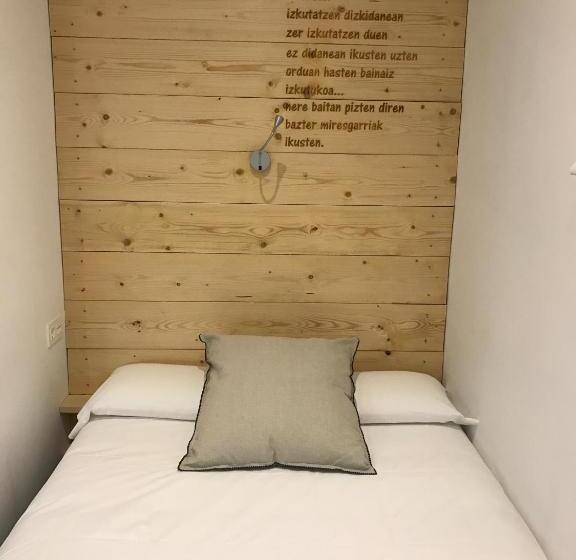 标准单人间, Pension Urkia