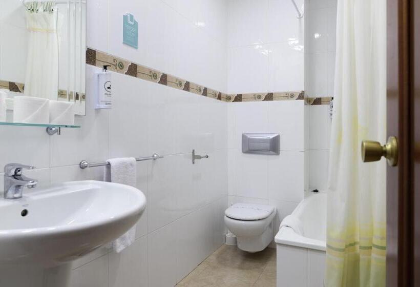 اتاق استاندارد یک نفره, Alda Narón